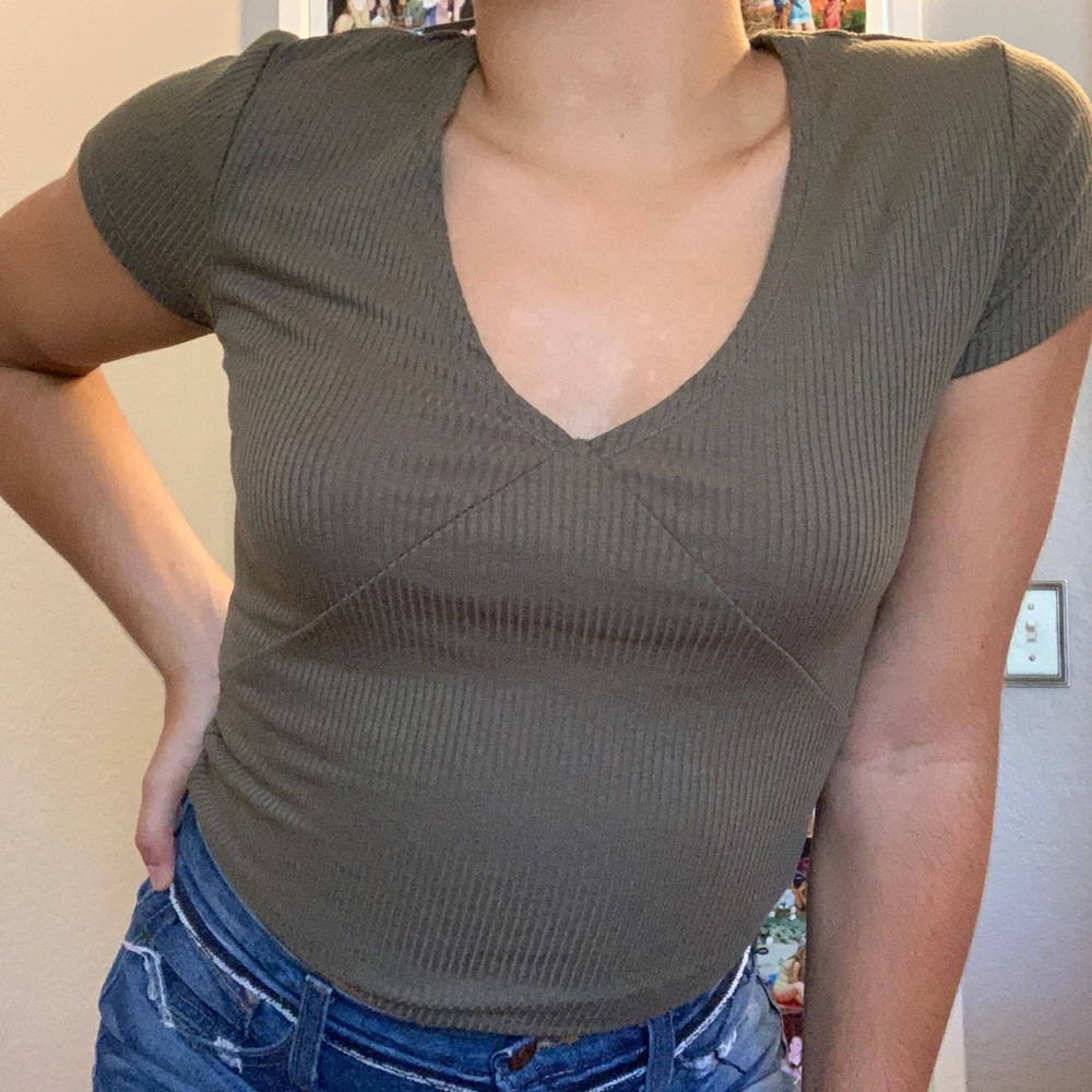 army green v neck crop top